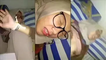 Bokep Memek Tembem SMA Hijab Kacamata WOT Lumer Asyik HD poster