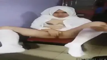 Si Putih Jilbab Colmek Memek Basah Di Kamar Lumer WOT poster